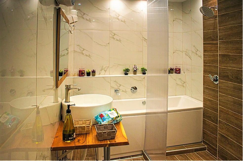 Ayasofia Jakuzzi 2 Bedrooms Balcony * Thessaloniki